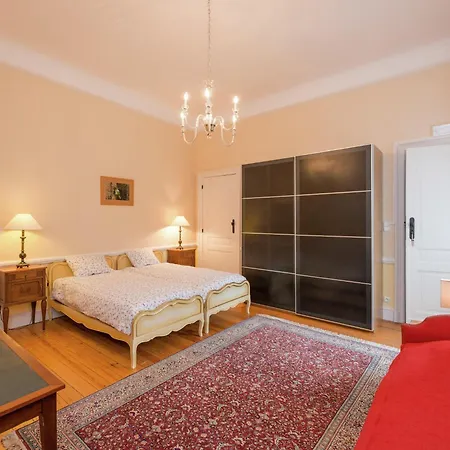 Beautiful Manor House In A Park Near Rochefort 度假居 *